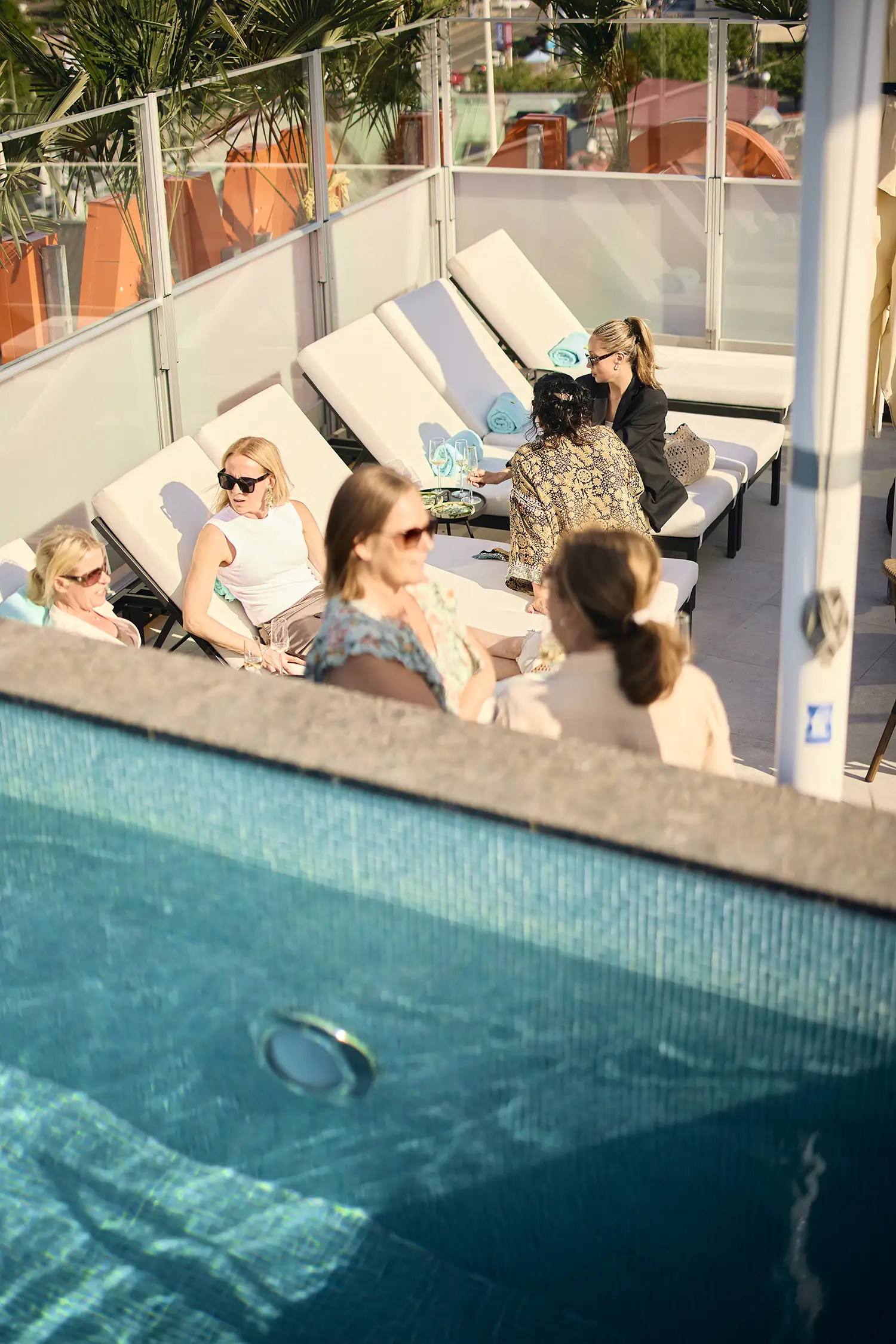 Takterrass och pool på Avalon hotel